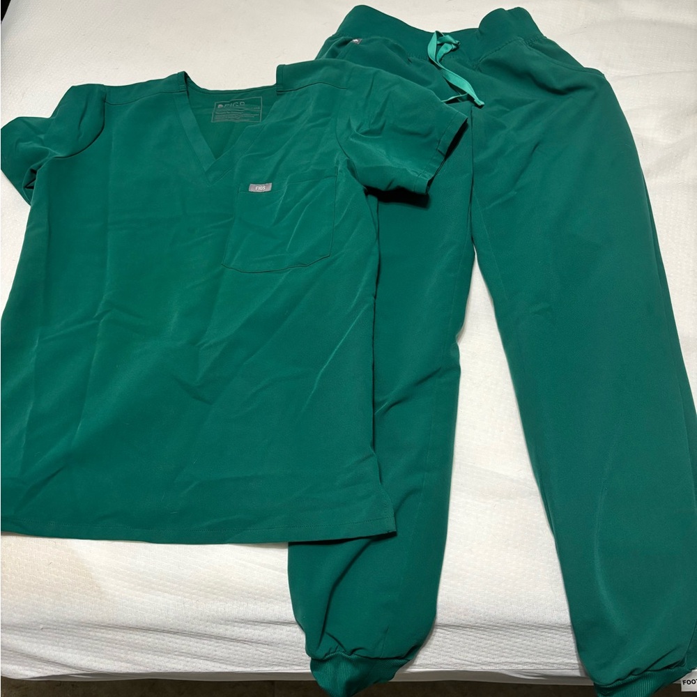 Figs Hunter Green Scrub Set